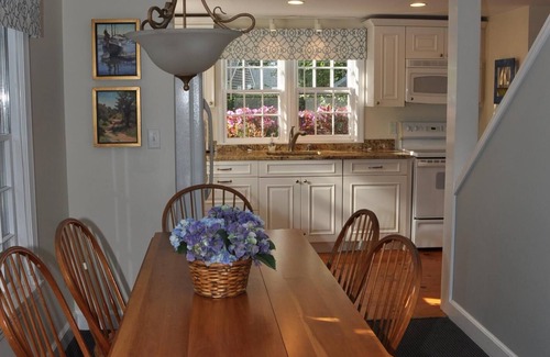 Nantucket Town Cabaña | 2 dormitorios y buhardilla - Capacidad 6 en Camas - 5 cuadras de centro de la ciudad
