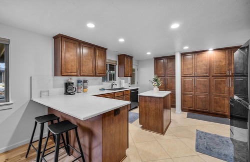 Southeast Bend Condominio | 2 Bedrooms, Private Hot Tub, Media Room, Dog friendly with Yard Space. Unit B