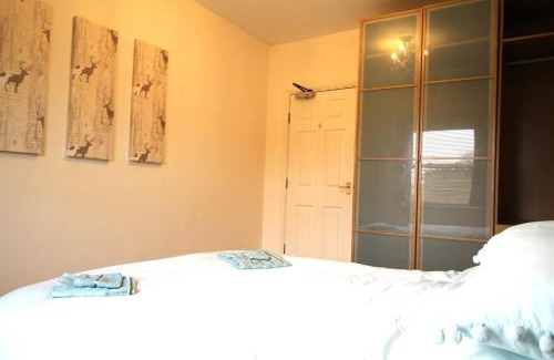 Doncaster Apartamento | 2 Bedrooms & Sofa Bed - Balcony - Parking - Lift Access - Very Quiet Location