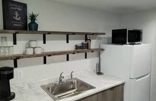 Arnolds Park Apartamento | 2 bedrooms with queen beds.