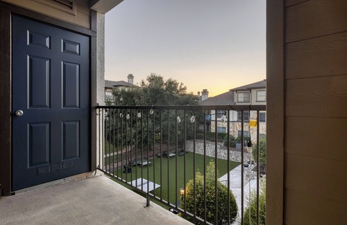 West Congress Condominio | 2 Beds - 1 Bath - Pools - HotTub - GYM - Pet friendly - Serene Environment