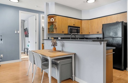 Mission District Condominio | 2 Beds, Downtown River Condo: AC, Near Saddledome, Free Underground Parking