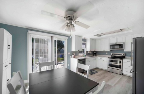 West Yarmouth Cabaña | 2 Beds Walk to Baxter Beach
