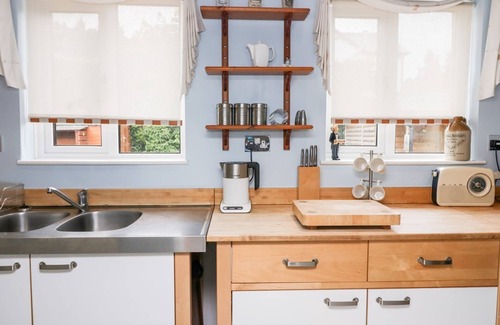 Backbarrow Cabaña | 2 BENS ROW, pet friendly, character holiday cottage in Backbarrow