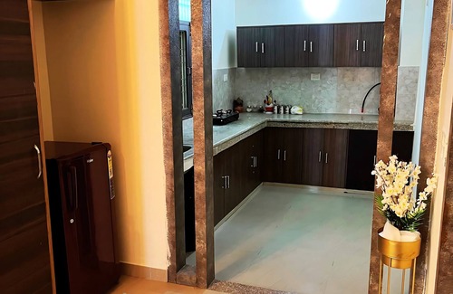 Sigra Apartamento | 2 Bhk Apartment with Kitchen, 15 Mins From Kashi Vishwanath Temple & Ghats.