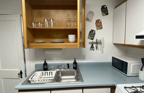 Manchester Center Apartamento | 2 block walk to Manchester shops! Short drive to slopes! Pet friendly.