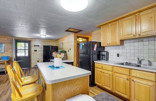 Higgins Lake Cabaña | 2 Blocks to Boat Ramp: Higgins Lake House w/ Grill