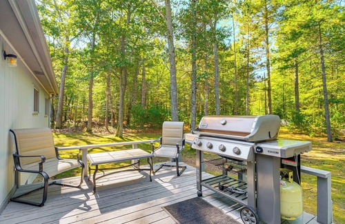 Higgins Lake Cabaña | 2 Blocks to Boat Ramp: Higgins Lake House w/ Grill