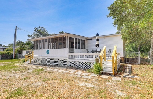 Harkers Island Casa | 2 Blocks to Crystal Coast: Family-Friendly Retreat