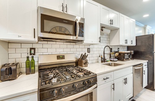 Canton Casa | 2 Blocks to Patterson Park: Urban Stay Near Eats
