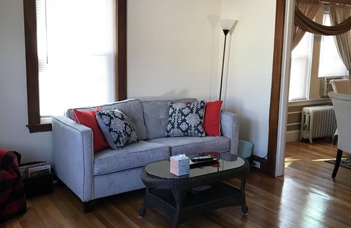 Brook Farm Apartamento | 2 dormitorios, 1 baño, capacidad para 4 +, amueblado y espacioso apartamento. en el tranquilo suburbio de Boston