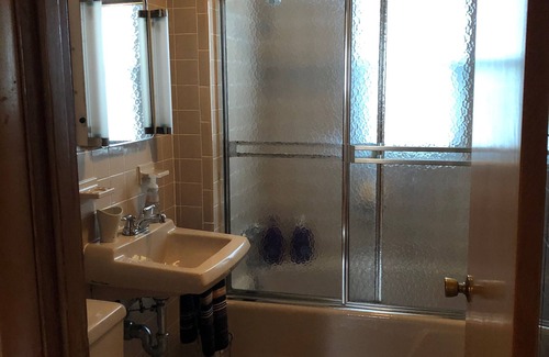 Brook Farm Apartamento | 2 dormitorios, 1 baño, capacidad para 4 +, amueblado y espacioso apartamento. en el tranquilo suburbio de Boston