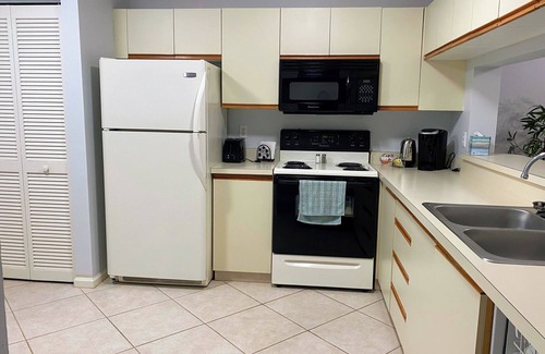Naples Condominio | 2-BR, 2-BA Condo Overlooking Lake [30-day minimum]