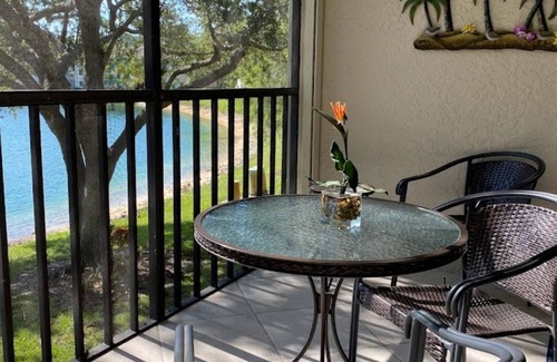 Naples Condominio | 2-BR, 2-BA Condo Overlooking Lake [30-day minimum]