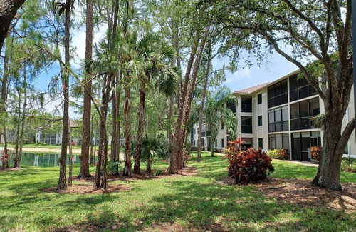 Naples Condominio | 2-BR, 2-BA Condo Overlooking Lake [30-day minimum]