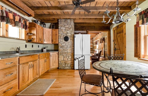 Nashville Cabina | 2 BR, 2 BA Log Cabin