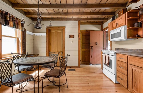 Nashville Cabina | 2 BR, 2 BA Log Cabin
