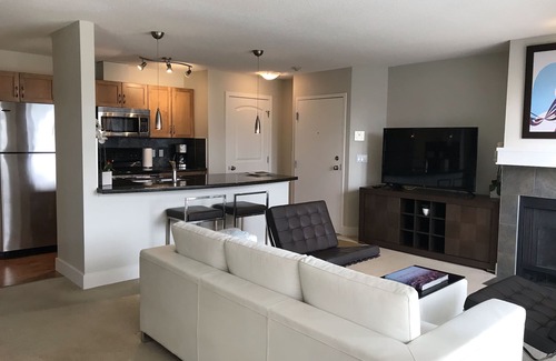 Coach Hill Condominio | 2 dormitorios, 2 baños condominio recientemente renovado con piscina