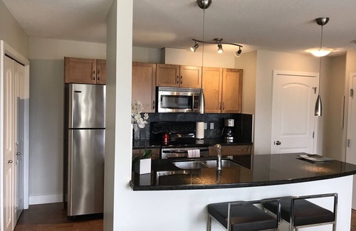 Coach Hill Condominio | 2 dormitorios, 2 baños condominio recientemente renovado con piscina