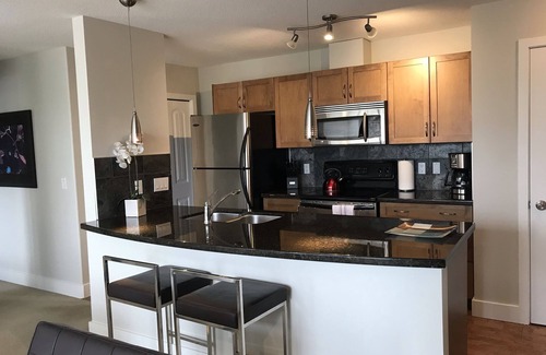 Coach Hill Condominio | 2 dormitorios, 2 baños condominio recientemente renovado con piscina
