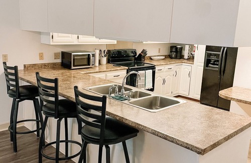Oxford Apartamento | 2 BR / 2 BA UNIT! WALKING DISTANCE FROM SQUARE AND CAMPUS!!