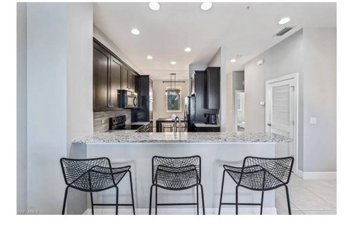 Naples Condominio | 2 BR, 2 bath condo, den, lanai, pool, fitness room
