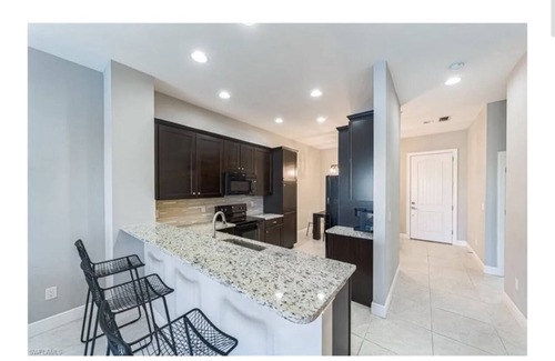 Naples Condominio | 2 BR, 2 bath condo, den, lanai, pool, fitness room