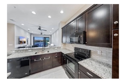 Naples Condominio | 2 BR, 2 bath condo, den, lanai, pool, fitness room