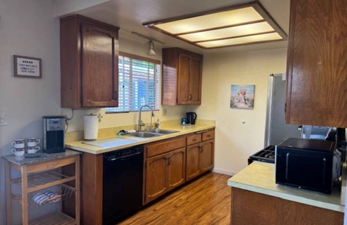 Leucadia Condominio | 2 br/2ba near Ocean. Redecorated & fully furnished with kitchen gear and linens.
