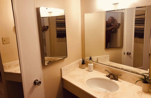 Belmont Apartamento | 2-BR apt hot spot for working professionals or families in the Belmont Hills