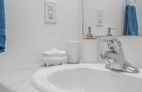 Niagara Falls Apartamento | 2 BR at 17 Mins Walk to Falls,Patio,BBQ and Outdoor Space