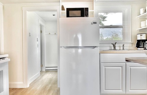 Bernard Casa | 2 BR Beachfront Home + Large Deck [Harbor Hideout]