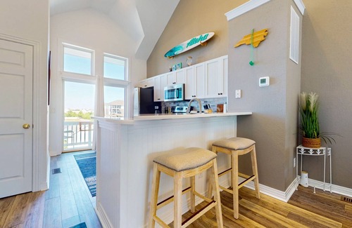 Bermuda Bay Condominio | 2 BR Condo with shared pool and central air