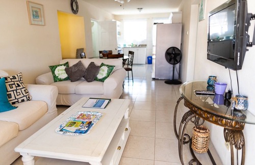 Maxwell Condominio | 2 BR Condo with Pool, jacuzzi and beach across the street. 5 star reviews bnb🏝️