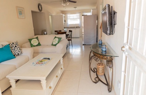 Maxwell Condominio | 2 BR Condo with Pool, jacuzzi and beach across the street. 5 star reviews bnb🏝️