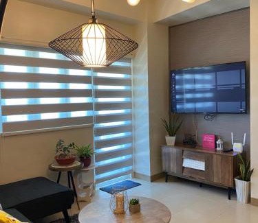 Iloilo Apartamento | 2 BR Corner Executive Suite at Lafayette Park Square Megaworld Blvd Unit 5H