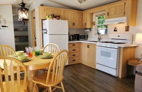 Sherkston Cabaña | 2 BR Cottage at Sherkston Shores Resort - 100 meters to Erie Lake Sandy Beach