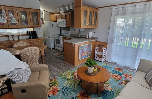 Elberta Casa | 2-BR Getaway w/HUGE screened porch, Golf Cart, Pool, & Boat Ramp near Wolf Bay