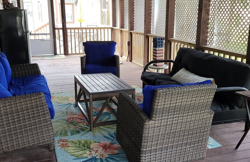 Elberta Casa | 2-BR Getaway w/HUGE screened porch, Golf Cart, Pool, & Boat Ramp near Wolf Bay