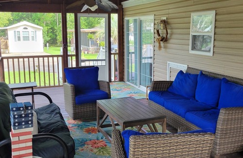 Elberta Casa | 2-BR Getaway w/HUGE screened porch, Golf Cart, Pool, & Boat Ramp near Wolf Bay