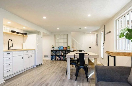 Bashford Manor Casa | 2-BR Home w 3 Smart TVs |Patio|Backyard |Fire Pit
