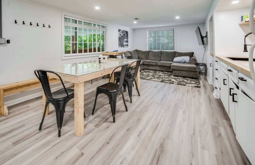 Bashford Manor Casa | 2-BR Home w 3 Smart TVs |Patio|Backyard |Fire Pit