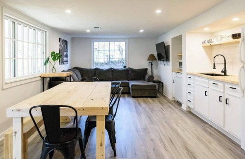 Bashford Manor Casa | 2-BR Home w 3 Smart TVs |Patio|Backyard |Fire Pit