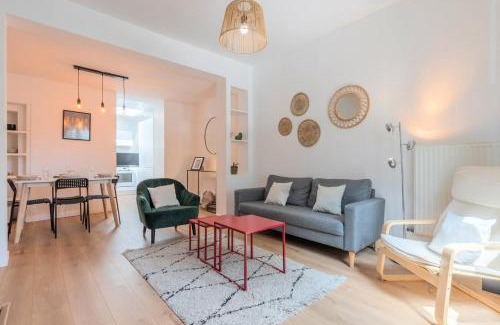 Fives Casa | 2 BR house w/terrace, near train stations & metro