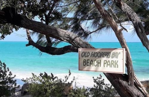 George Town Apartamento | 2 BR KESTREL COTTAGE with Exclusive Beach Park