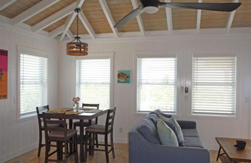 George Town Apartamento | 2 BR KESTREL COTTAGE with Exclusive Beach Park