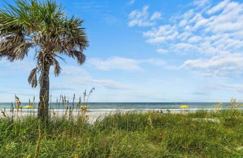 Madeira Beach Apartamento | 2 BR, Remodeled Pet Friendly Condo, 1 Block to Beach Access, Walkable to Restaurants! Fall Promo for Mondays & Thursdays!
