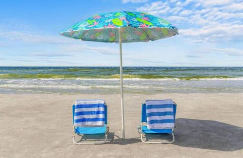 Madeira Beach Apartamento | 2 BR, Remodeled Pet Friendly Condo, 1 Block to Beach Access, Walkable to Restaurants! Fall Promo for Mondays & Thursdays!