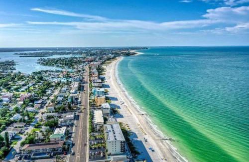 Madeira Beach Apartamento | 2 BR, Remodeled Pet Friendly Condo, 1 Block to Beach Access, Walkable to Restaurants! Fall Promo for Mondays & Thursdays!