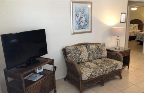 Laurel Villa | 2 BR VILLA SUITE w/ queen bed